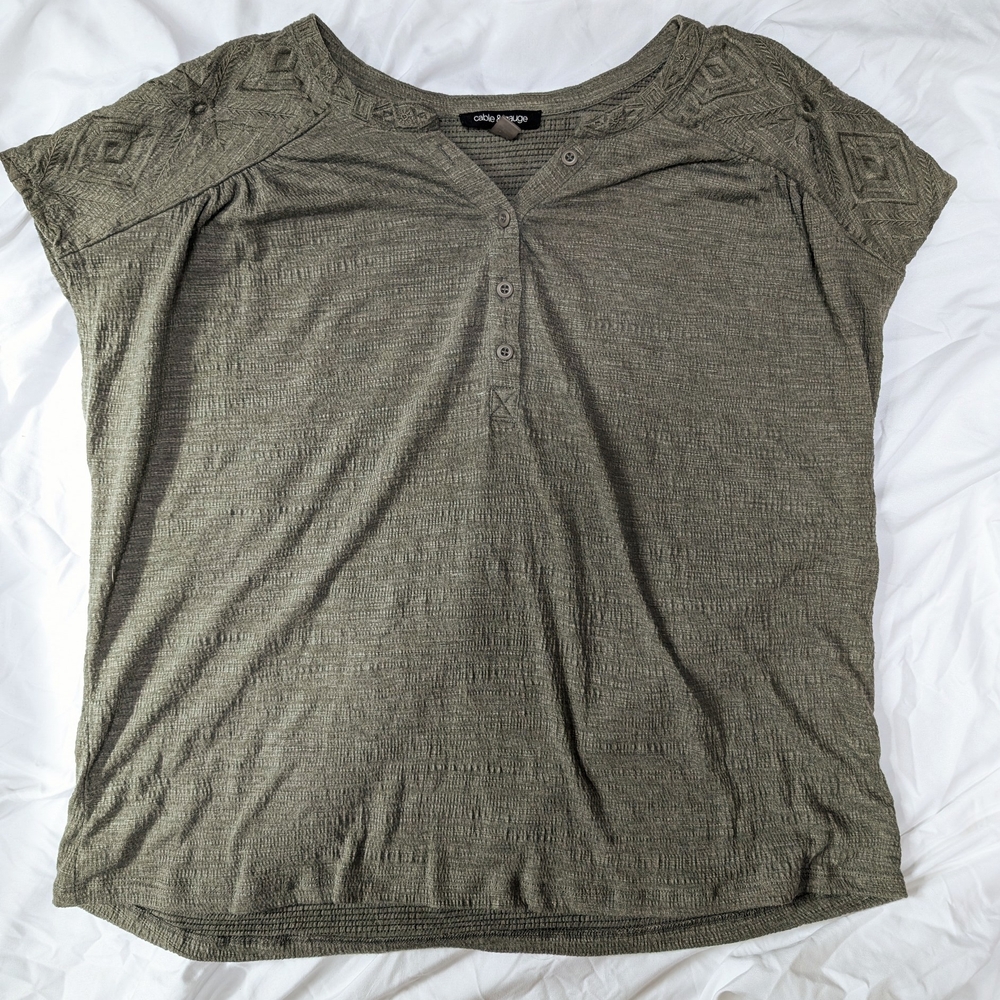 Cable & Gauge Textured Khaki Short Sleeve Top